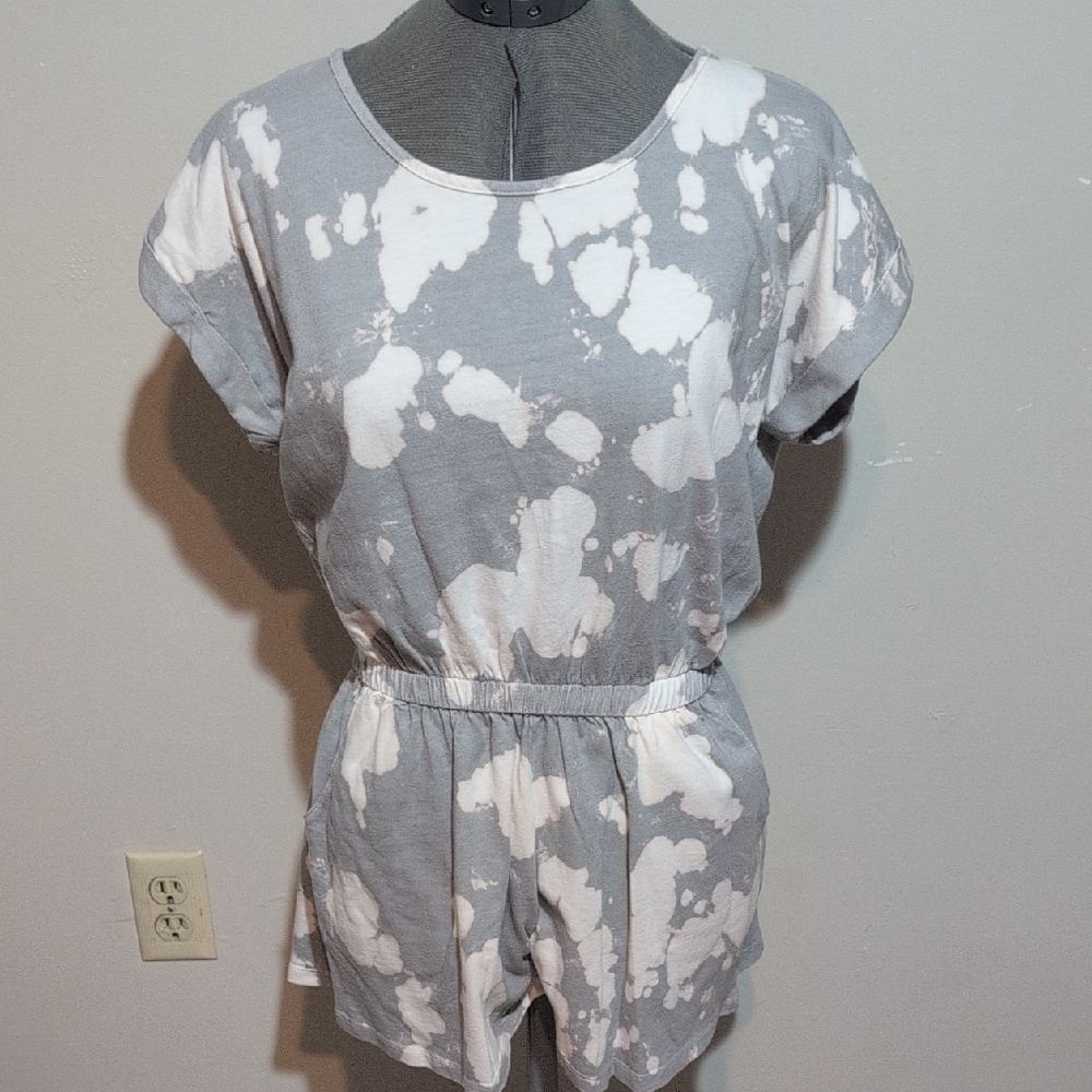Final Touch Gray and White Tie-Dye Top